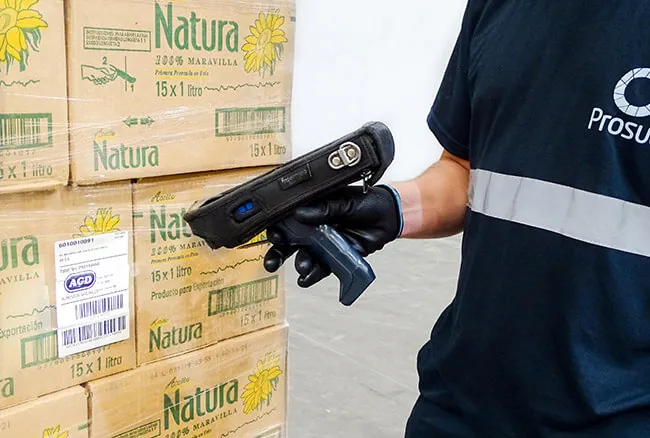 Operario de Prosud escaneando productos en bodega